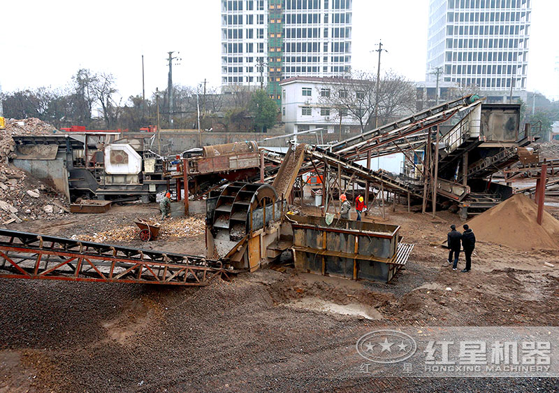 建筑垃圾制沙現(xiàn)場，配置車載制沙機(jī)